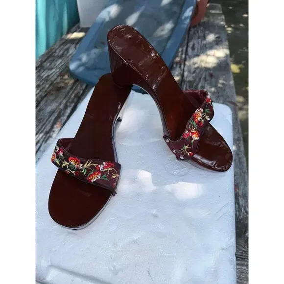 VINTAGE NEW GLOSSY BURGUNDY WOOD SLIDES W/ EMBROIDERY 7 - Picture 2 of 5